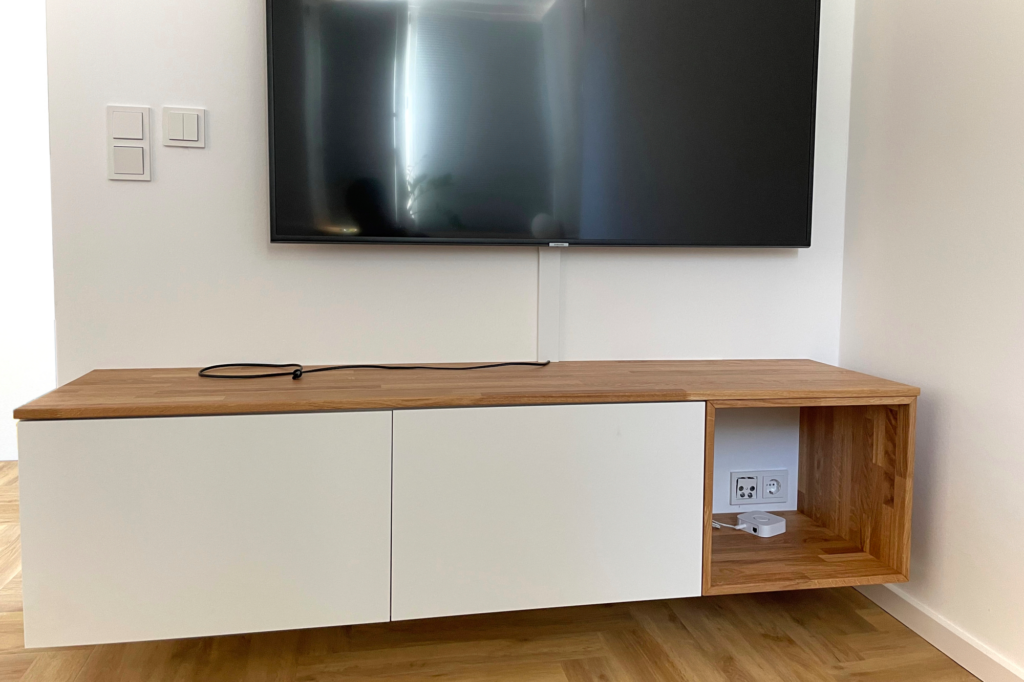 Sideboard nach Maßanfertigung mit TV-Gerät