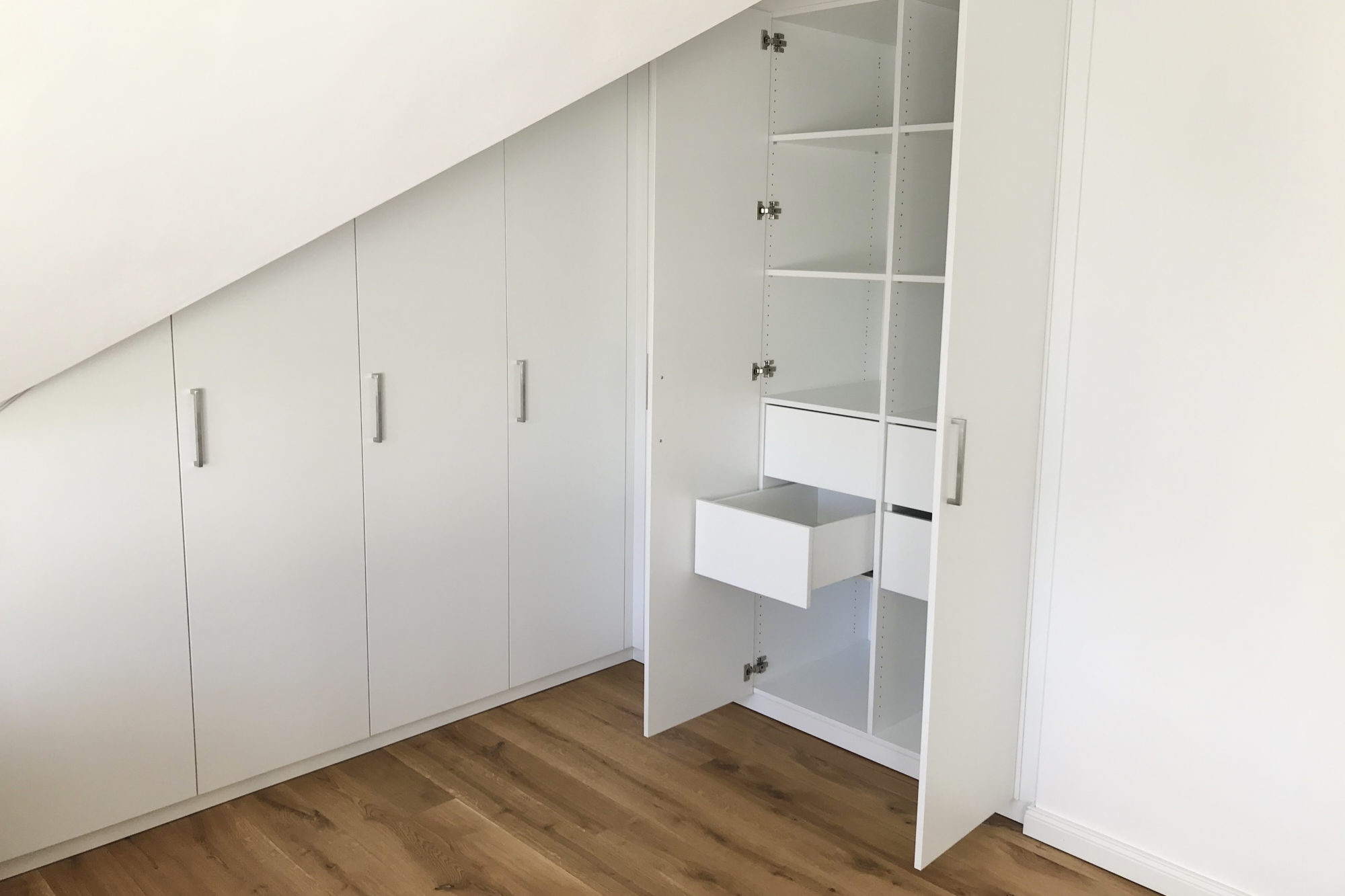 Weißer Einbauschrank