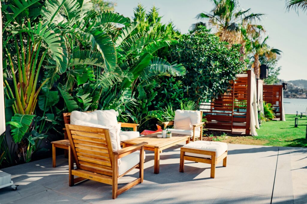 Welches Holz für Gartenmöbel
