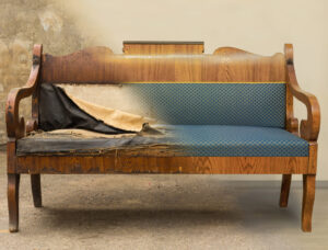 Antique,Biedermeier,Style,Sofa,With,Authentic,Fabric,And,Wood,Carving Biedermeiersofa mit beschädigtem Polster