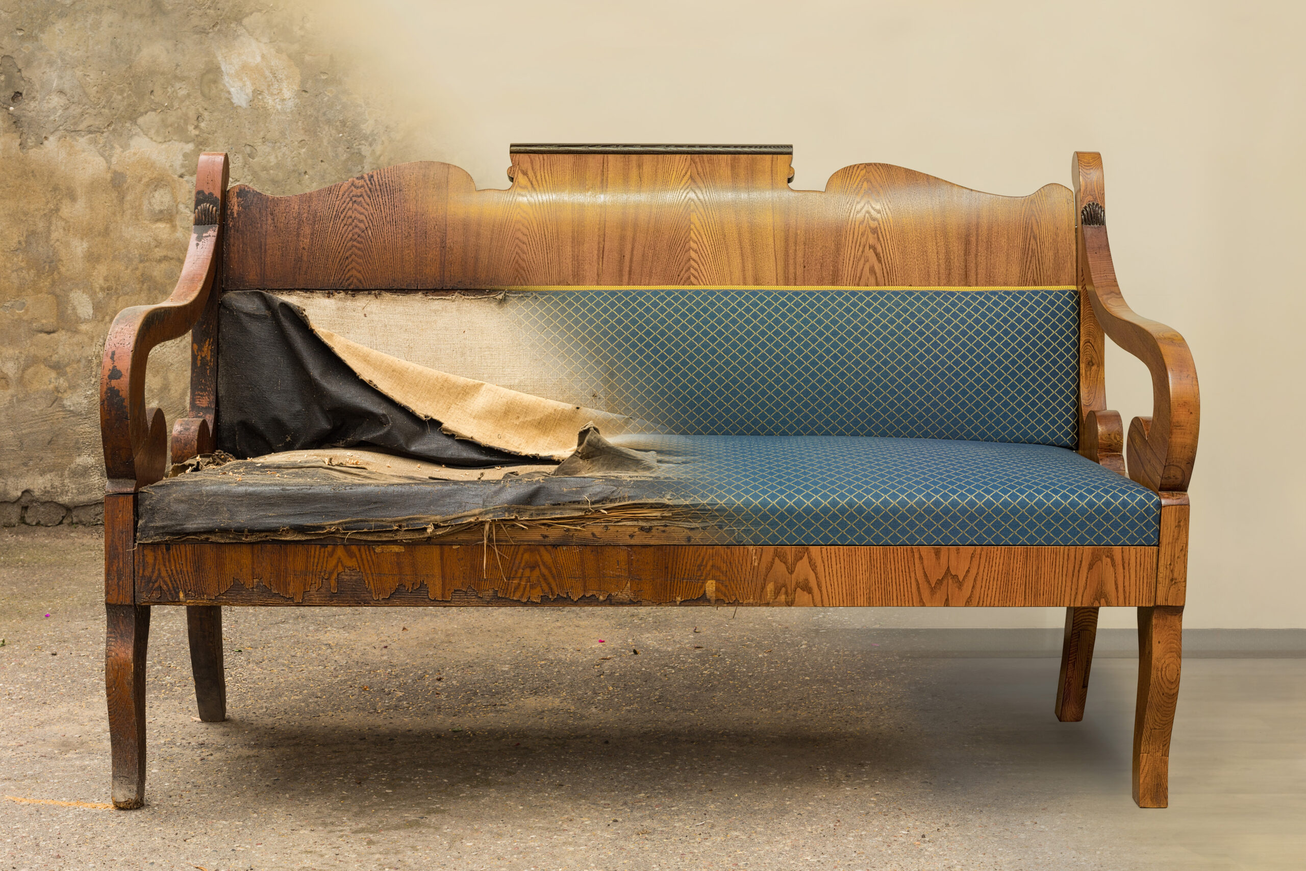 Antique,Biedermeier,Style,Sofa,With,Authentic,Fabric,And,Wood,Carving Biedermeiersofa mit beschädigtem Polster